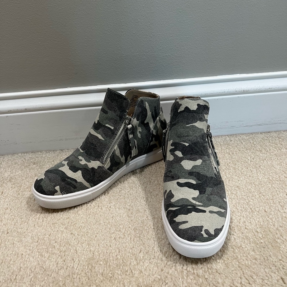 Steve Madden camo shoes size 10